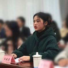 图片包含 人员, 餐桌, 室内, 妇女描述已自动生成